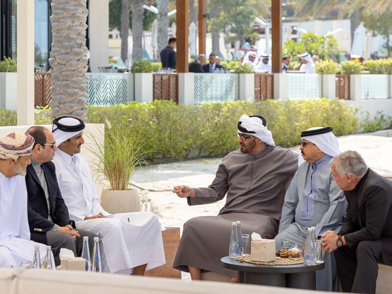 سماعات طبية خلف أذن العاهل الأردني الملك عبد الله الثاني ابن الحسين