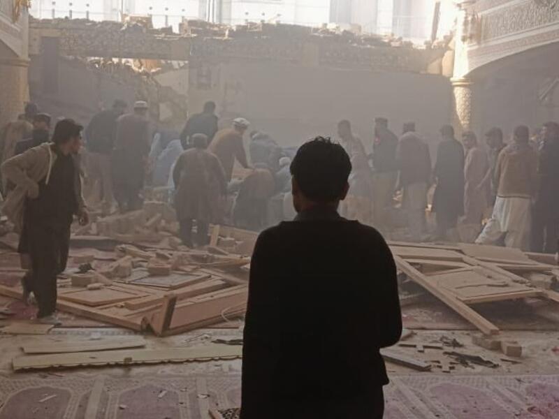 من داخل مسجد بمقر للشرطة في بيشاور