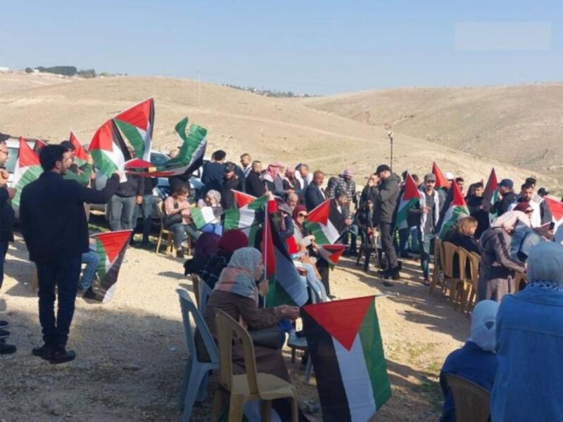 حشود من الفلسطينيين يرفعون الأعلام في "الخان الأحمر" شرق القدس المحتلة