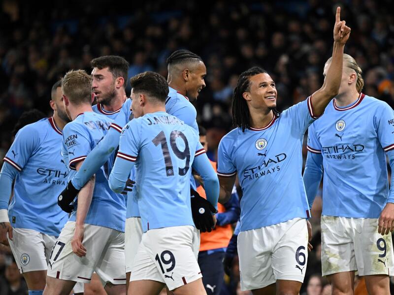 Manchester City's Dutch defender Nathan Ake (2ndR) celebrates with teammates after scoring their opening goal during the English FA Cup fourth round football match between Manchester City and Arsenal at the Etihad Stadium in Manchester, northwest England, on January 27, 2023. (Photo by Oli SCARFF / AFP)