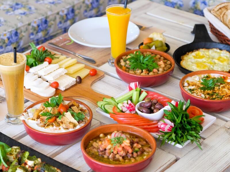 أشهر وجبات الفطور الشعبية في يوم التأسيس السعودي