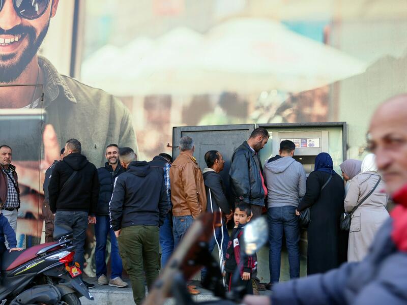 طابور لسحب النقود من الصراف الآلي خارج أحد البنوك في العاصمة اللبنانية