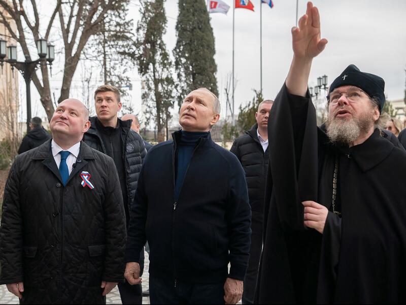 Putin visits Russian-occupied Mariupol