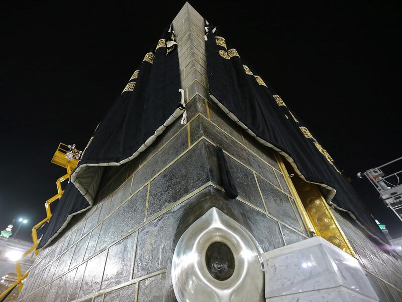  الحجر الأسود في الركن الشرقي من الكعبة المشرفه