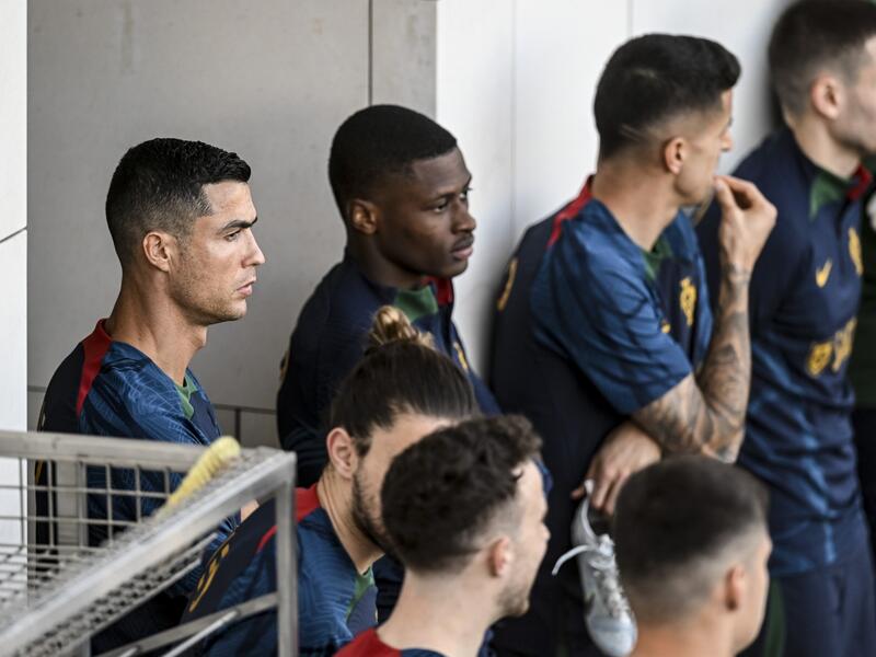 Portugal’s forward Cristiano Ronaldo (L) attends with his teammates a training session at Cidade do Futebol training camp in Oeiras, outskirts of Lisbon, on March 20, 2023, ahead of their UEFA Euro 2024 qualifier football match against Liechtenstein and Luxembourg. (Photo by PATRICIA DE MELO MOREIRA / AFP)