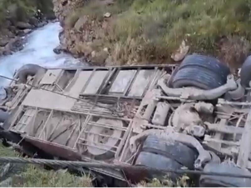 انزلاق حافلة ركاب على الطريق وسقوطها بنهر في منطقة ليما في بيرو