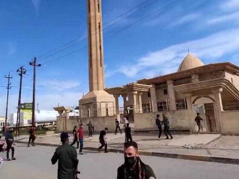 متظاهرون غاضبون يحرقون مسجدا في قضاء سنجار 