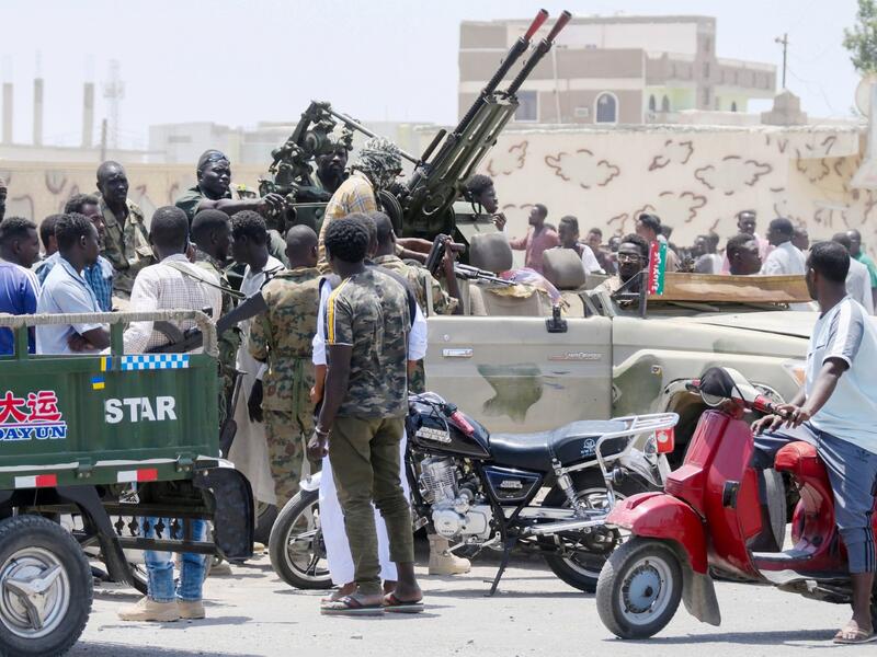مئات العسكريين السودانيين يفرون من بلادهم إلى تشاد