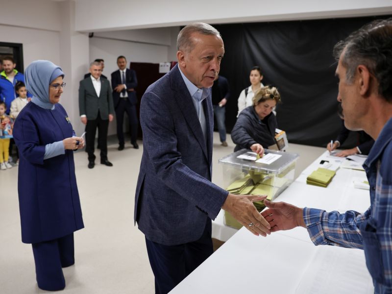 الرئيس التركي أردوغان يدلي بصوته في الانتخابات