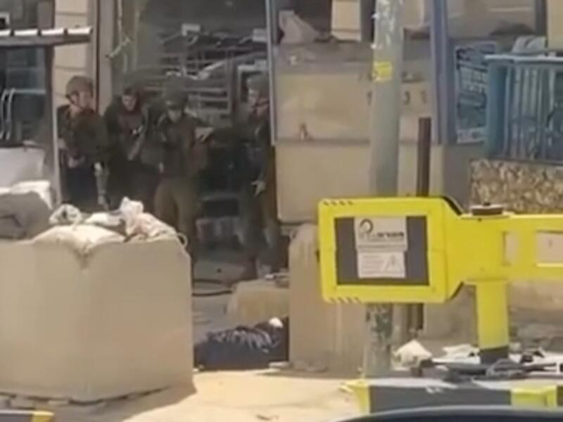 منفذة عملية الطعن ملقاة على الأرض بعد إطلاق النار عليها من قبل جنود الإحتلال 
