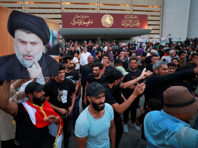 أنصار زعيم التيار الصدري في العراق، يحملون صور مقتدى الصدر