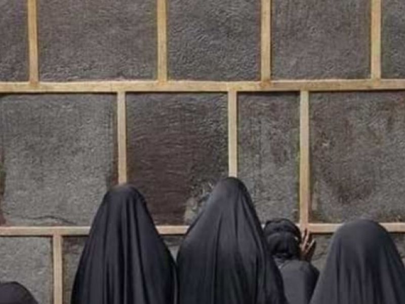 نساء مكة المؤنسات يملأن ساحات الحرم في فجر يوم عرفات