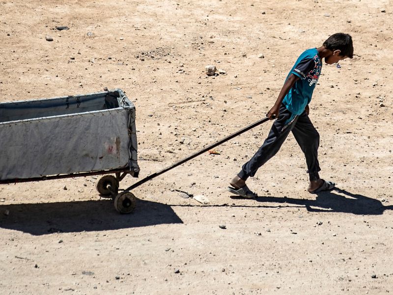 طفل سوري يسحب عربة في مخيم الهول بمحافظة الحسكة شمال شرق سوريا