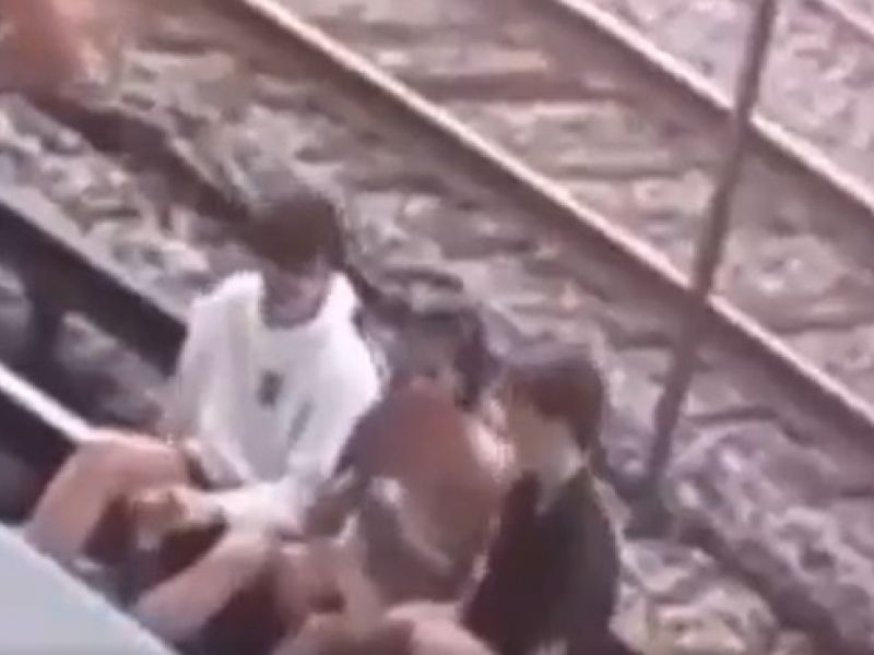 3 اشخاص يتعرضون لصعقة كهربائية هائلة اثناء التقاطهم سيلفي على سكة القطار