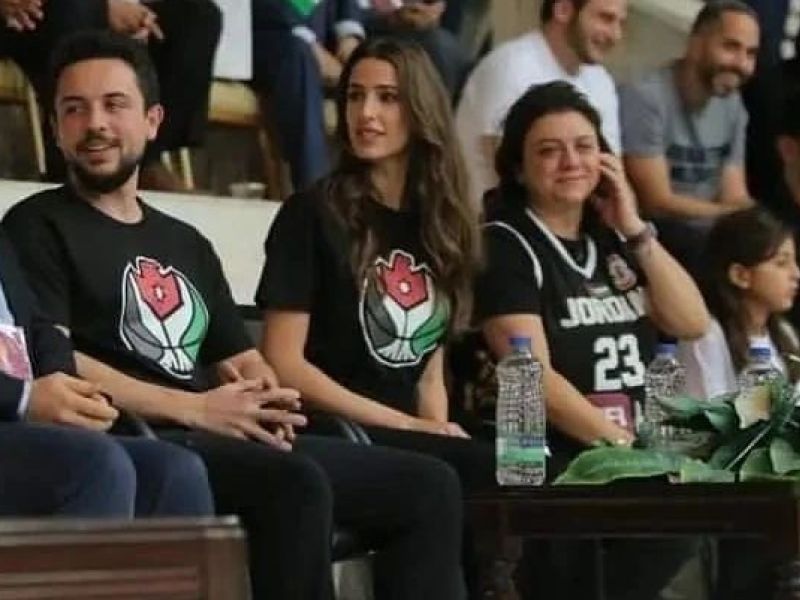  تفاصيل إطلالة الأميرة رجوة الأخيرة خلال مباراة كرة السلة اليوم