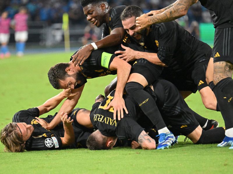 لاعبو ريال مدريد يحتفلون بالهدف الثالث في شباك نابولي (Photo by Alberto PIZZOLI / AFP)
