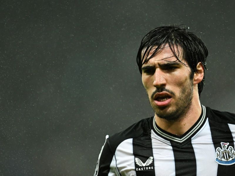 Newcastle United's Italian midfielder #08 Sandro Tonali reacts during the UEFA Champions League Group F football match between Newcastle United and Borussia Dortmund at St James' Park in Newcastle-upon-Tyne, north east England, on October 25, 2023. (Photo by Oli SCARFF / AFP)