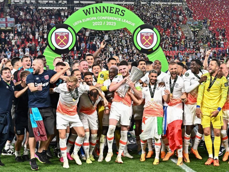 ويست هام فاز بلقب دوري المؤتمر الأوروبي الموسم الماضي (Photo by Joe Klamar / AFP)