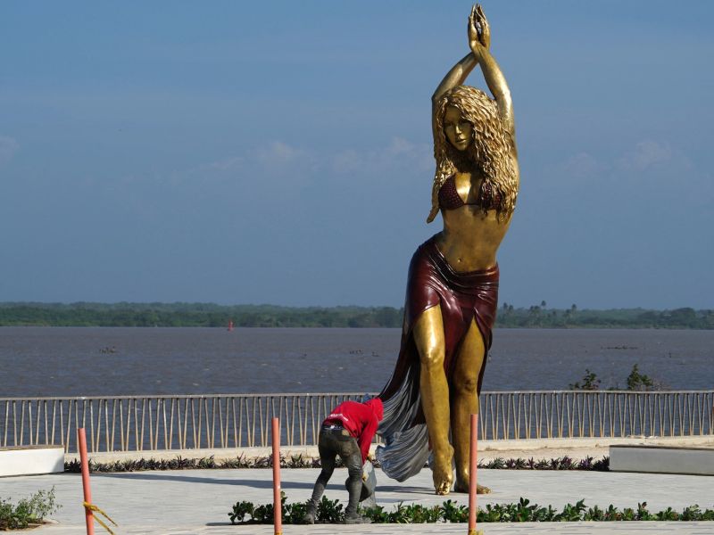 Giant statue of Shakira 
