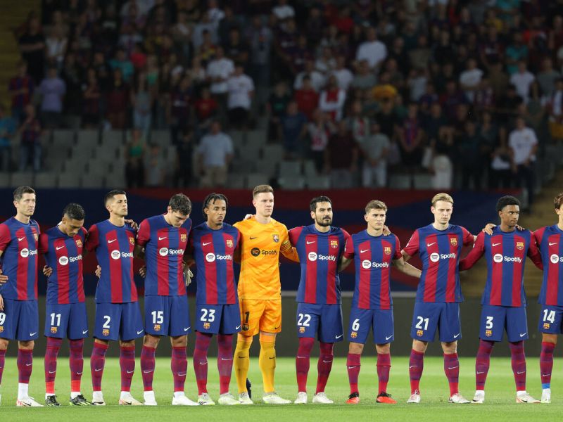 Barcelona's players line up before the start of the UEFA Champions League 1st round day 1 Group H football match between FC Barcelona and Royal Antwerp FC at the Estadi Olimpic Lluis Companys in Barcelona on September 19, 2023. (Photo by LLUIS GENE / AFP)