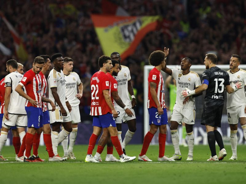 Both teams' players quarrel during the Spanish Liga football match between Club Atletico de Madrid and Real Madrid CF at the Metropolitano stadium in Madrid on September 24, 2023. (Photo by OSCAR DEL POZO / AFP)