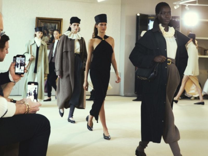 Altuzarra تحتفل بمرور 15 عاما بعرض أزياء مذهل يجمع بين ثقافات الموضة المختلفة