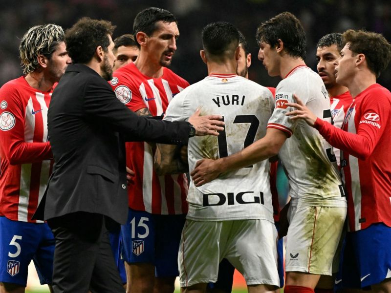 Both teams's players argue at the end the Spanish Copa del Rey (King's Cup) semi final first leg football match between Club Atletico de Madrid and Athletic Club Bilbao at the Metropolitano stadium in Madrid on February 7, 2024. (Photo by JAVIER SORIANO / AFP)