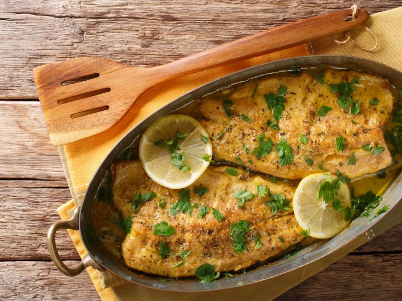 سمك السلمون المرقط المخبوز مع صلصة زبدة الثوم