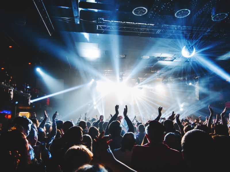 Lebanese concert audience mistake missiles for fireworks, continue dancing