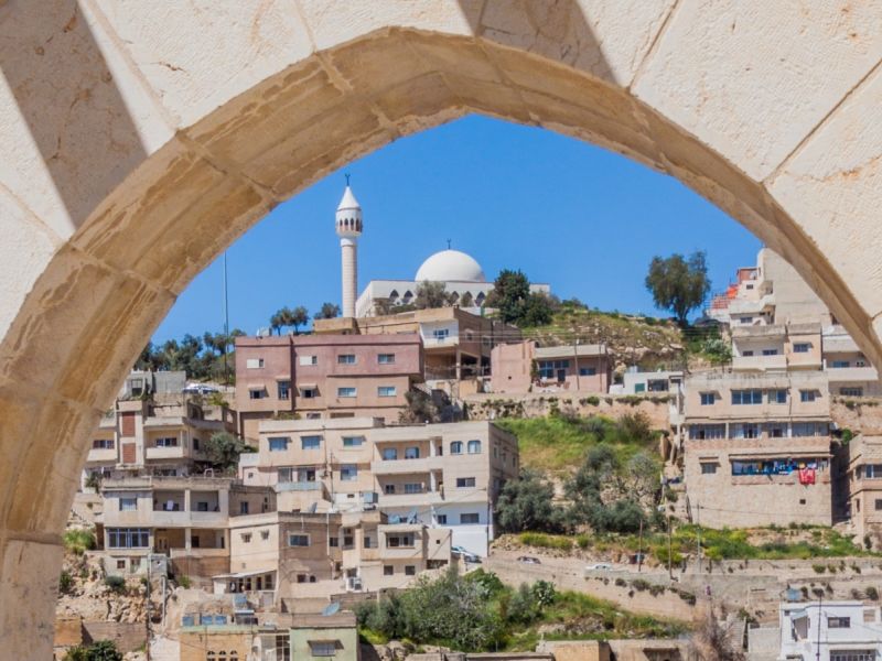 مطاعم وكافيهات ذات إطلالة في السلط للاحتفال بعيد الاستقلال الأردني الـ 80