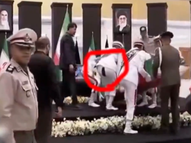 جندي إيراني بسرواله الممزق 