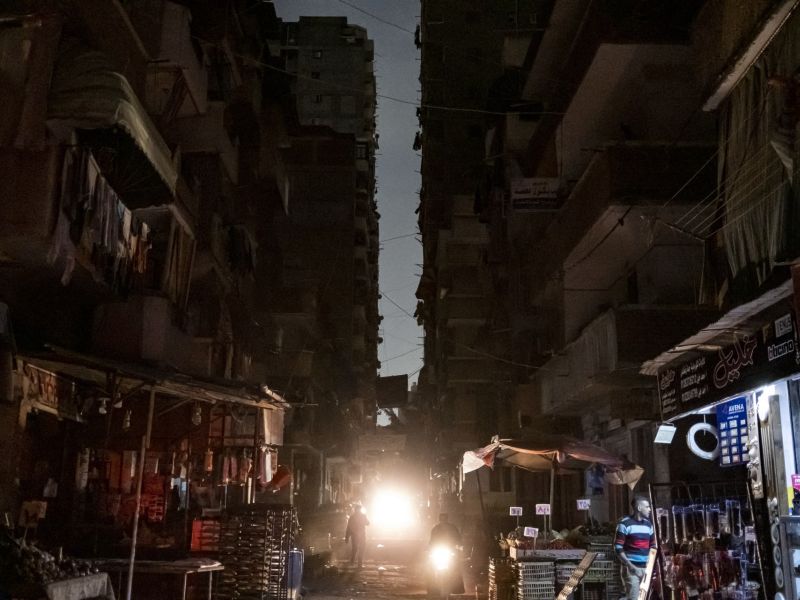 التراجع عن قرار غلق المحلات التجارية