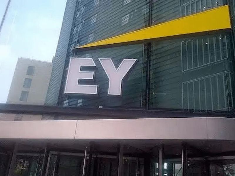 لا تفوتها! أكثر من 30 وظيفة خالية في شركة إرنست ويونغ العالمية لهذه الفئات