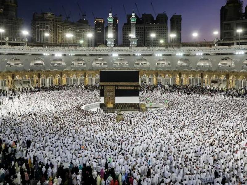 ما حكم الحج لمن يسافر بعقد عمل؟! دار الإفتاء توضح