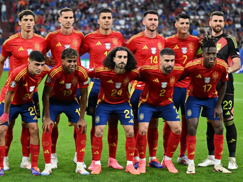 Spain's players pose for a team photo ahead of the UEFA Euro 2024 Group B football match between Spain and Italy at the Arena AufSchalke in Gelsenkirchen on June 20, 2024. (Photo by PATRICIA DE MELO MOREIRA / AFP)
