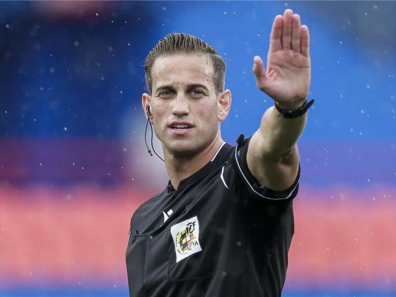  تعرف الآن على حكم قمة الأهلي وبيراميدز