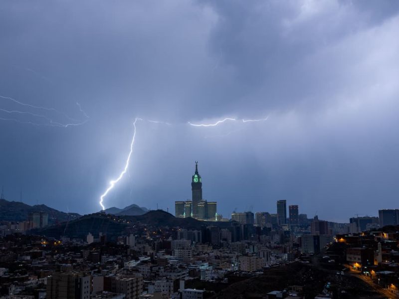 عاجل! الإنذار الأحمر في مناطق السعودية بسبب السيول
