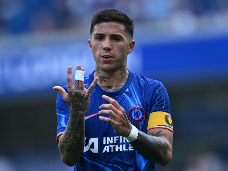 Chelsea's Argentinian midfielder #08 Enzo Fernandez, with bandaged fingers, gestures during the pre-season friendly football match between Chelsea and Inter Milan at the Stamford Bridge stadium in London on August 11, 2024. (Photo by JUSTIN TALLIS / AFP)