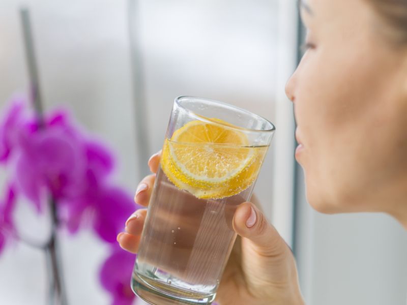 ما هو الوقت المناسب لشرب ماء الليمون - قبل الوجبة أم بعدها؟