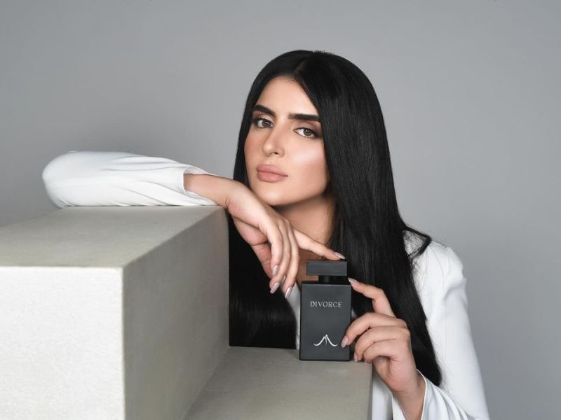 الشيخة مهرة تروّج لعطرها الجديد 