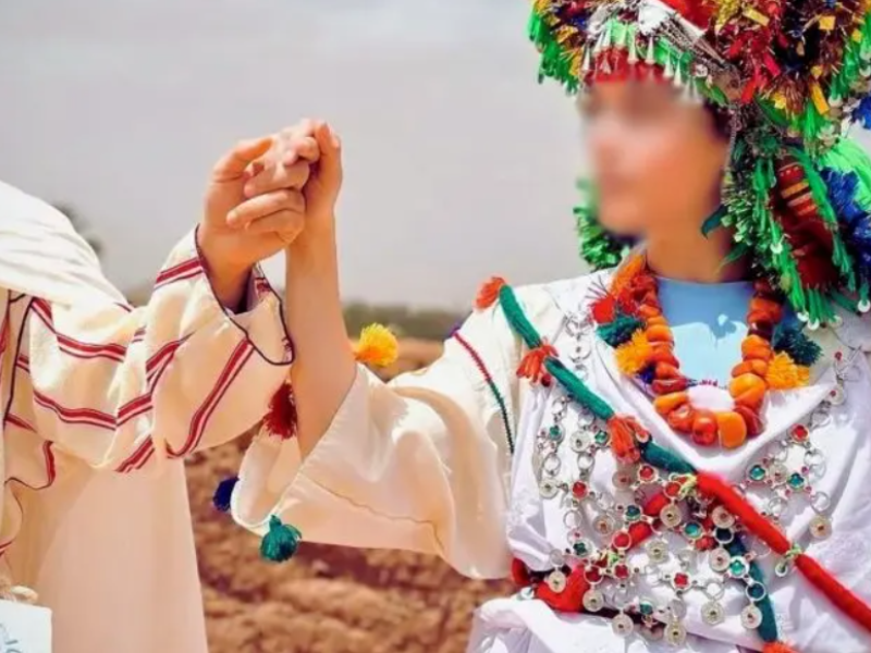 قبلة بالزي الأمازيغي