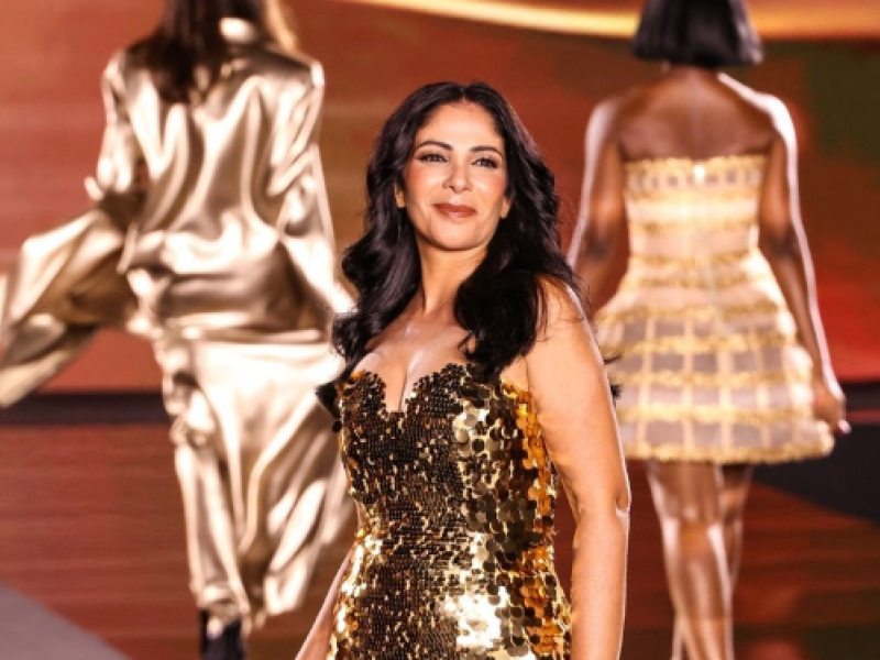 منى زكي عارضة أزياء في باريس للمرة الثانية في عرض لوريال 2024