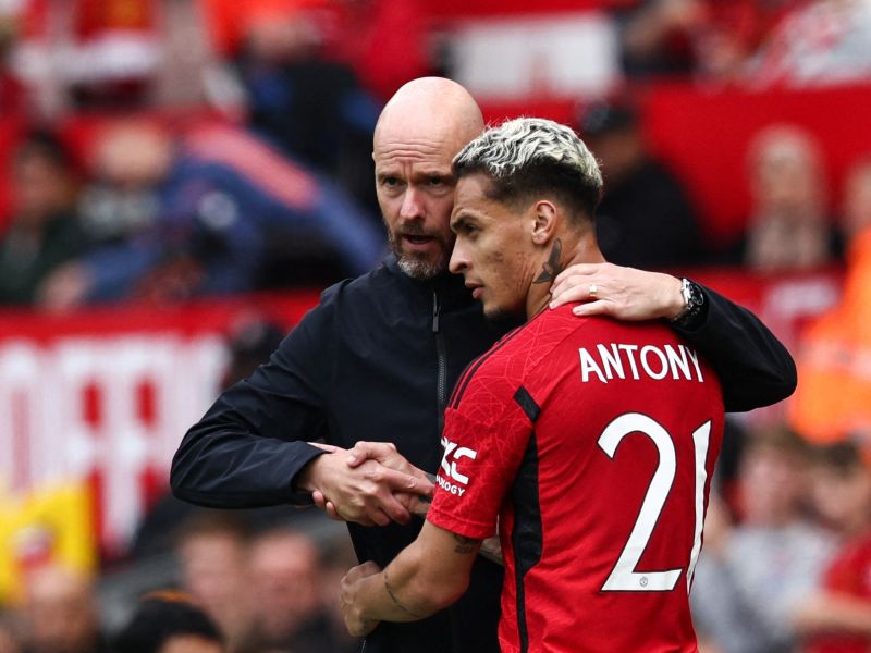 Manchester United's Brazilian midfielder Antony (R) is congratulated by Manchester United's Dutch manager Erik ten Hag (L) as he leaves the pitch during the pre-season friendly football match between Manchester United and Lens at Old Trafford stadium, in Manchester, on August 5, 2023. (Photo by Darren Staples / AFP)