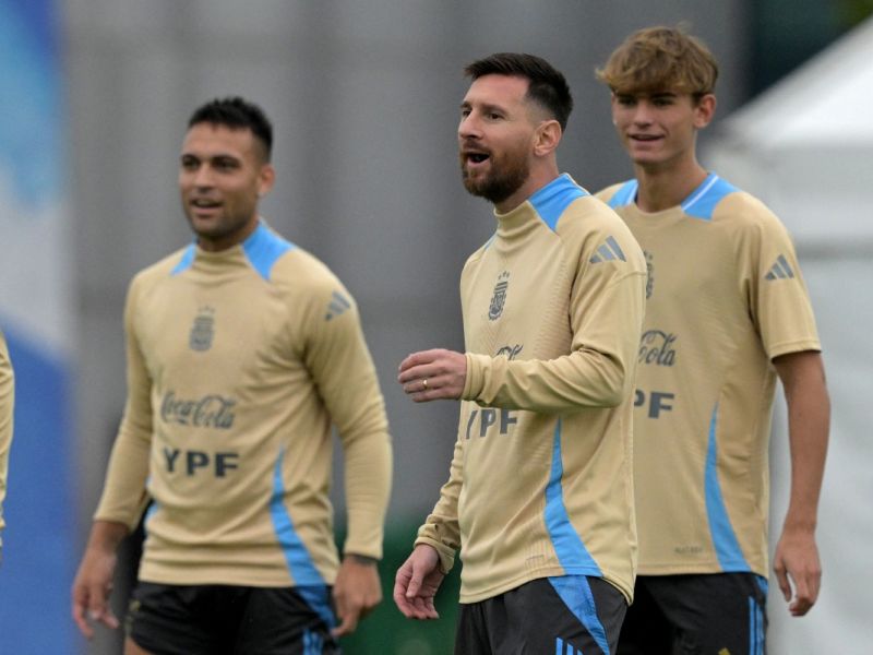 Argentina's forward Lionel Messi (C) gestures during a training session in Ezeiza, Buenos Aires province, on October 14, 2024, on the eve of the FIFA World Cup 2026 qualifier football match against Bolivia. (Photo by JUAN MABROMATA / AFP)