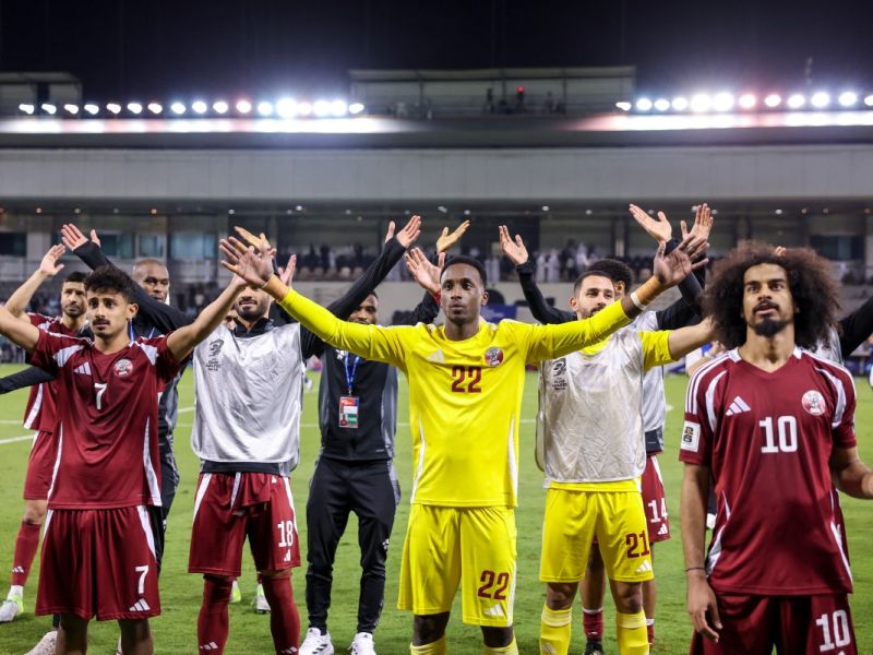 قطر تتفوق على أوزبكستان (Photo by KARIM JAAFAR / AFP)