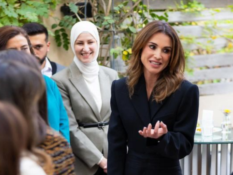 الملكة رانيا اليوم تبدع أناقة البدلات الرسمية بأسلوب عصري ومختلف