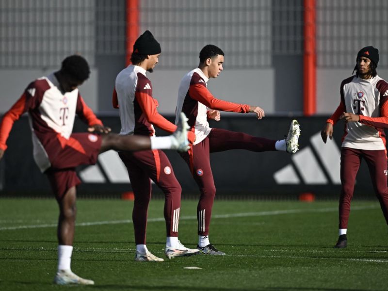 Bayern Munich's German midfielder #42 Jamal Musiala and Bayern Munich's French midfielder #17 Michael Olise (R) attend a training session on the eve of the UEFA Champions League football match FC Bayern Munich vs SL Benfica in Munich, southern Germany, on November 5, 2024. (Photo by Tobias SCHWARZ / AFP)