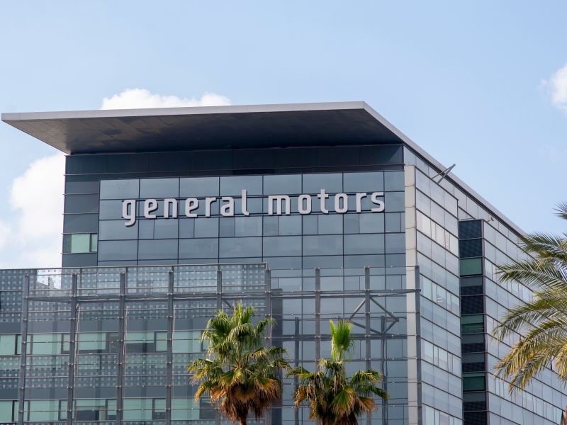 GM lays off 1000 employees in the US