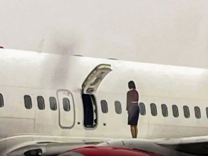 Eastar Jet attendants take selfie on plane wing