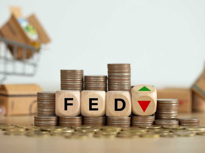 كيف تعالج أسعار الفائدة التضخم؟!إنَّ ارتفاع أسعار السلع والخدمات يُسمَّى "تضخمًا"، ولتخفيضه أو الحدِّ منه، يلجأ البنك المركزي في